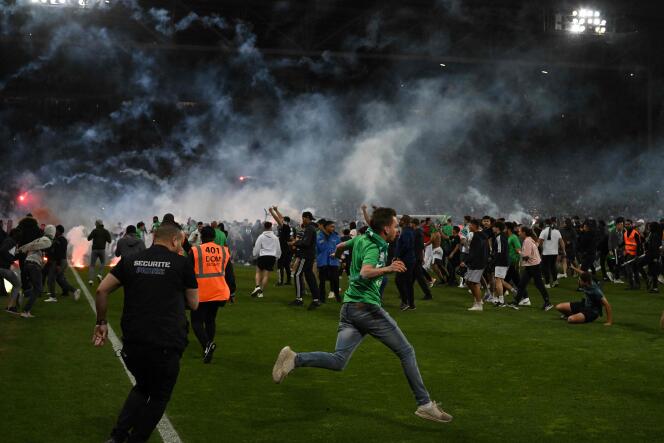 Les supporters envahissent le terrain à l'issue du match entre l'AS Saint-Etienne et l'AJ Auxerre au stade Geoffroy-Guichard de Saint-Etienne le 29 mai 2022.
