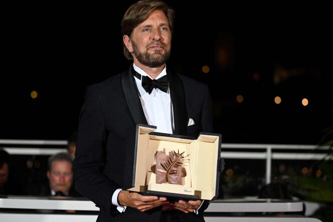 Le réalisateur suédois Ruben Östlund, récompensé par la Palme d’or, pose pour les photographes à Cannes, samedi 28 mai 2022.