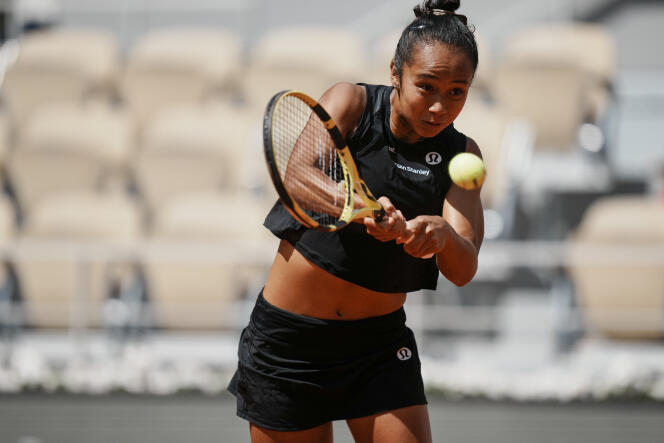 Leylah Fernandez during her victory against Amanda Anisim in the round of 16 at Roland-Garros on Sunday, May 29.