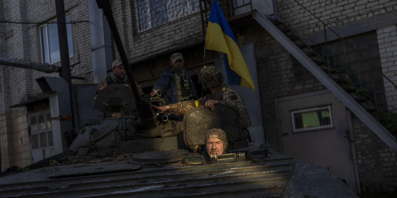 Des militaires ukrainiens déplacent un BMP-2, un véhicule blindé russe, dans la région de Kharkiv, dans l’est de l’Ukraine. Le 29 mai 2022.