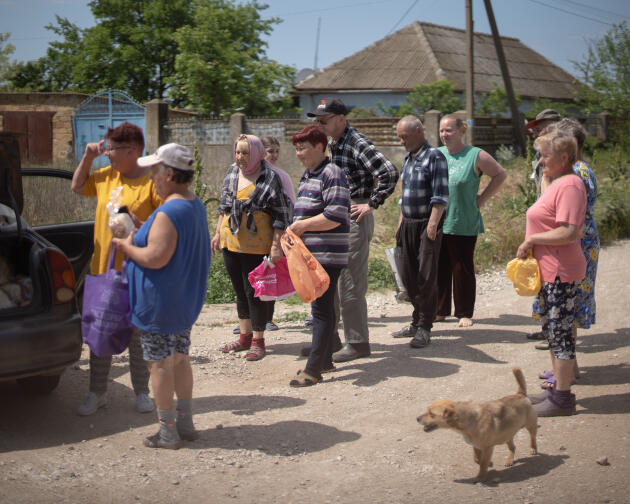 Residents during a food aid distribution led by Natalia Panashyi, mayor of the village of Lymany (Ukraine), on May 26, 2022.