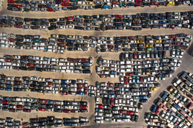 Vista aérea de un cementerio de automóviles, en Málaga, España, 21 de julio de 2020.