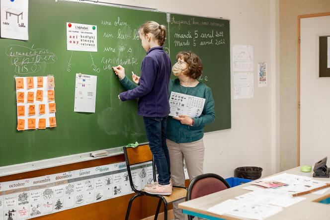Catherine Darenne, enseignante du dispositif UPE2A, et Valeria, une élève arrivée d’Ukraine, à l’école Victor-Hugo, à Avallon (Yonne), le 5 avril 2022. 
