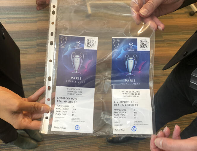 Un bilet adevărat, stânga, și un fals, dreapta pentru finala Ligii Campionilor sunt afișate la o conferință de presă la Paris, luni, 30 mai, în urma unei întâlniri de securitate post-incident petrecută pe Stade de France.