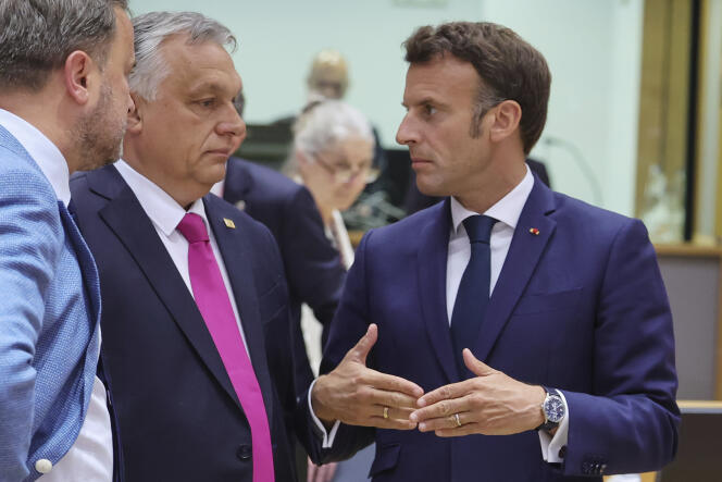 Le président français Emmanuel Macron discute avec le premier ministre hongrois, Viktor Orban, avant une réunion extraordinaire des dirigeants de l’Union européenne, à Bruxelles, le 30 mai 2022. 