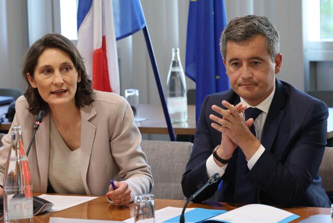 La ministra de Deportes, Amélie Oudéa-Castéra, con el ministro del Interior, Gérald Darmanin, durante una conferencia de prensa en París el 30 de mayo de 2022.