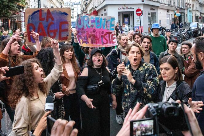 Marie Coquille-Chambel (à gauche) et l’actrice française Adèle Haenel (avec le blouson) participent à une manifestation du mouvement #metootheatre contre le harcèlement sexuel dans le milieu théâtral, à devant la salle des Folies Bergère à Paris, le 30 mai 2022. 