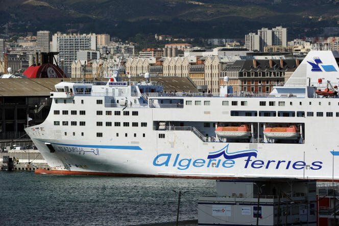 Cela fait trois jours que je ne dors pas » : à Marseille, l'interminable  attente des clients d'Algérie Ferries