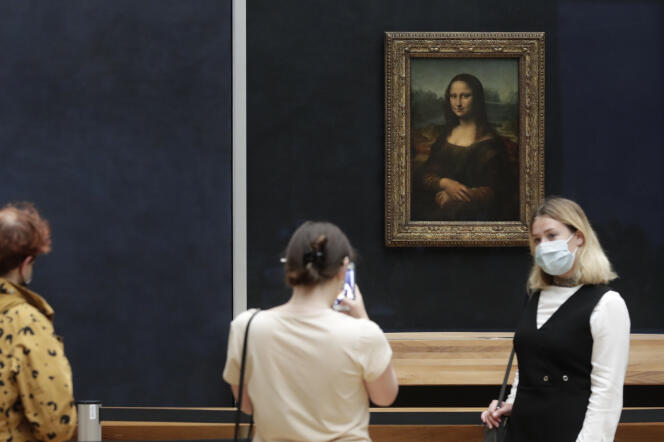 Une visiteuse devant « La Joconde », le 19 mai 2021, lors de la réouverture du Musée du Louvre, après plus de six mois de fermeture.