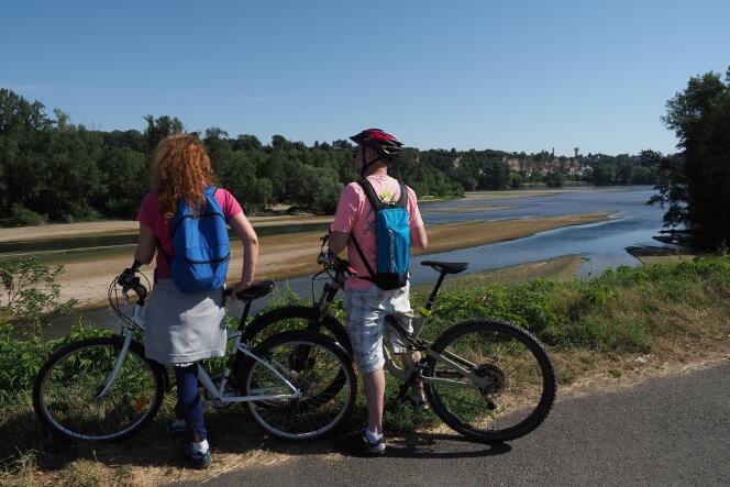 Two cyclists on the banks of the Loire, in Saint-Pierre-des-Corps (Indre-et-Loire), near Tours, in July 2019.
