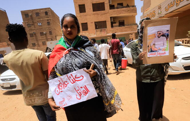 Manifestantes contra el golpe vienen a apoyar a sus camaradas enjuiciados en Jartum, el 29 de mayo de 2022.