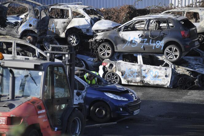 Des voitures à la casse, à Strasbourg, le 1er janvier 2022. 