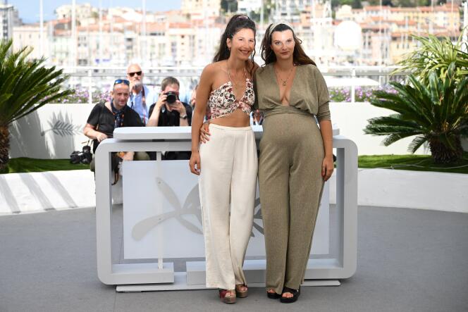Les réalisatrices Lise Akoka (à gauche) et Romane Gueret assistent à un photocall pour le film « Les Pires » lors de la 75e édition du Festival de Cannes, à Cannes, dans le sud de la France, le 22 mai 2022.
