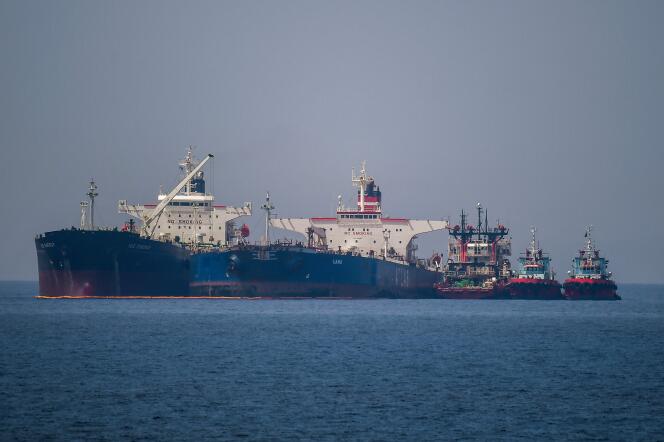 Der unter liberianischer Flagge fahrende Tanker „Ice Energy“ transferiert am 29. Mai 2022 Rohöl vom iranischen Schiff „Lana“ (ehemals „Pegas“) von Kristos auf der griechischen Insel Avia.
