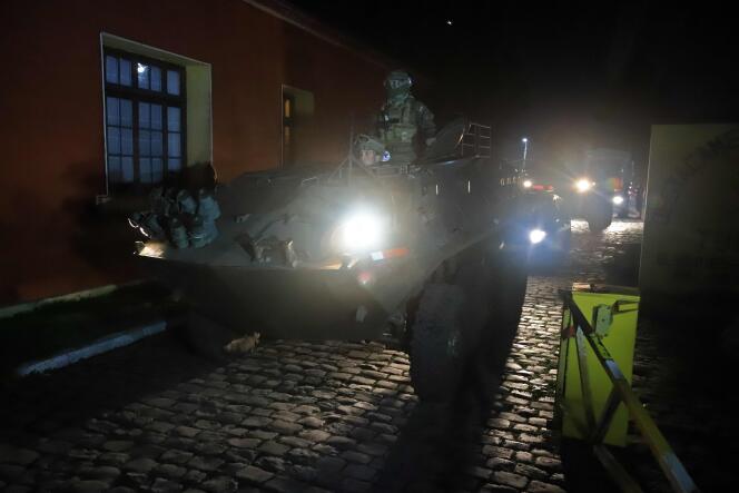 Des membres des forces armées patrouillent dans les rues de Temuco, capitale de la région d’Araucanie, au Chili, le 17 mai 2022. 