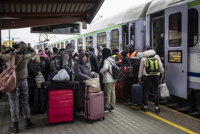 Uchodźcy z Ukrainy przyjeżdżają na peron pociągu jadącego do Warszawy 5 kwietnia 2022 r. na stacji Przemyśl w południowo-wschodniej Polsce.