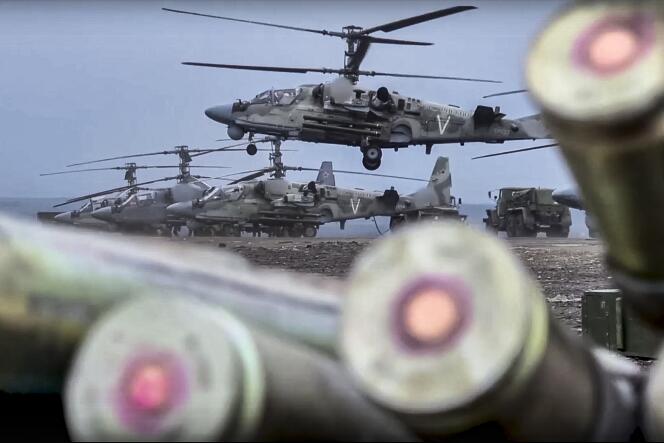 Cette photographie diffusée par le ministère de la défense russe, le 28 mai 2022, montre des hélicoptères russes Kamov KA-52 lors d’une opération en Ukraine.