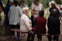 Des habitants de Lymany lors d'une distribution d'aide alimentaire menée par Natalia Panachy, cheffe du village. Lymany, Ukraine, le 26 mai 2022.
