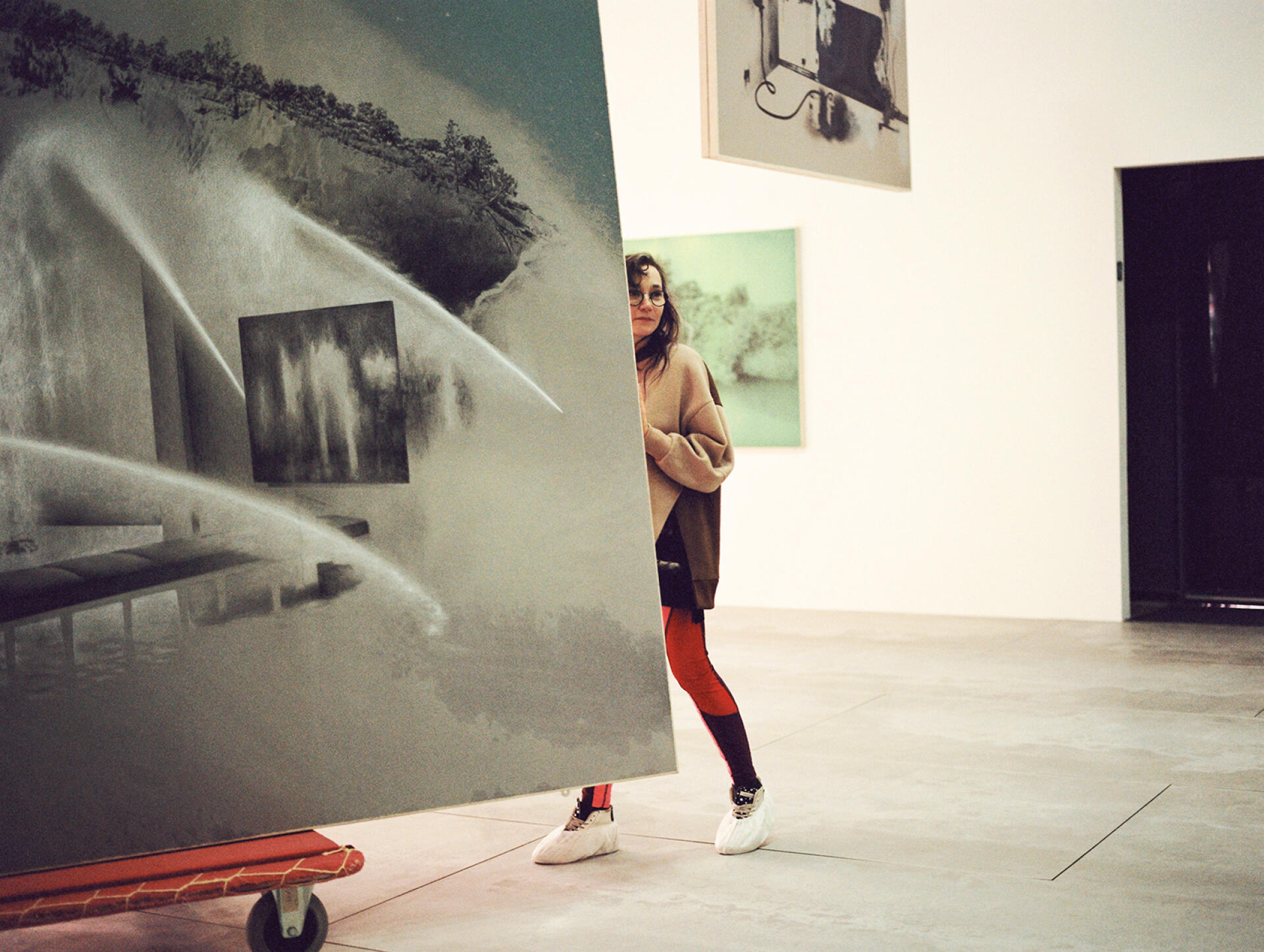 L'artiste Tatiana Trouvé, en pleine installation au Centre Pompidou, à Paris, le 26 mai 2022. Ici, « Sans titre », de la série « Les Dessouvenus », 2022.
