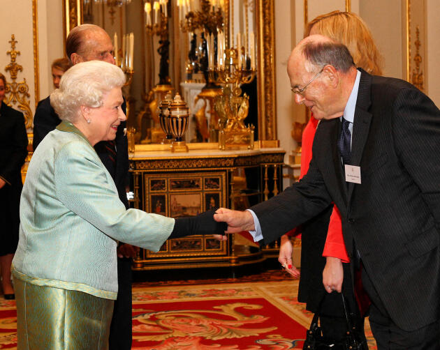 Arthur Edwards and Queen Elizabeth II , in November 2011.