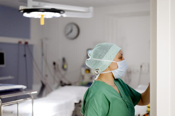 La docteure Leïla Boutaghou, 39 ans, gynécologue obstétricienne algérienne et stagiaire associée au centre hospitalier de Soissons (Aisne), sort d'un bloc opératoire, le 5 avril 2022.