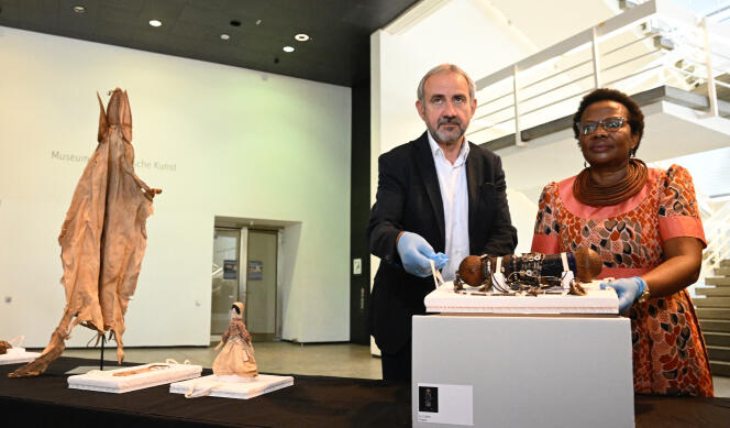 Hermann Parzinger, de la Fondation du patrimoine culturel prussien, et Esther Moombolah Gôagoses, du Musée national de Windhoek, présentent les objets remis par l’Allemagne à la Namibie, le 24 mai, au Musée ethnologique de Berlin.