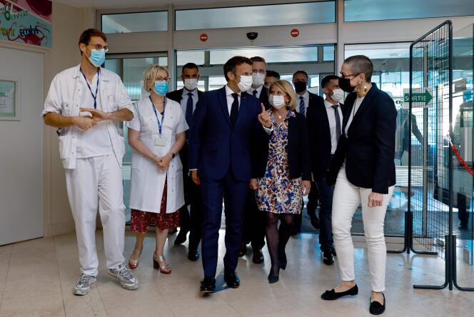 Le président Emmanuel Macron lors d’une visite à l’hôpital de Cherbourg, le 31 mai 2022.