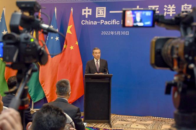 El Ministro de Relaciones Exteriores de China, Wang Yi, durante una conferencia de prensa con motivo de la Reunión de Ministros de Relaciones Exteriores de las Islas del Pacífico, el lunes 30 de mayo de 2022, en Suva, Fiji.