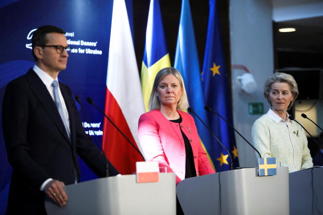 Le premier ministre polonais Mateusz Morawiecki, la première ministre suédoise Magdalena Andersson et la présidente de la Commission européenne Ursula von der Leyen, lors d’une conférence de presse, à Varsovie, le 5 mai 2022. 