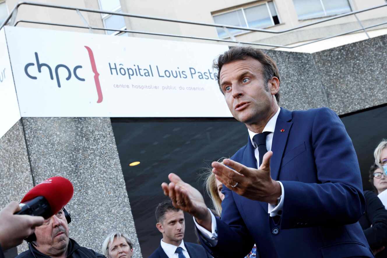 Emmanuel Macron répond aux journalistes lors d’un déplacement au centre hospitalier public du Contentin, à Cherbourg (Manche), le 31 mai 2022.
