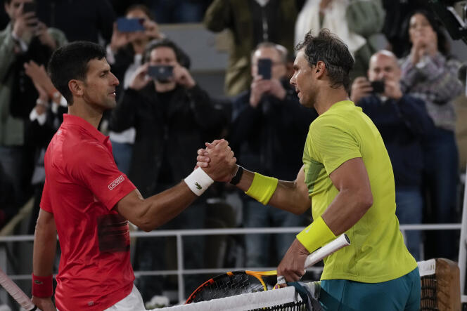 Le Serbe Novak Djokovic, à gauche, félicite l’Espagnol Rafael Nadal, qui a remporté le quart de finale en quatre sets (6-2, 4-6, 6-2, 7-6 [7-4]), au tournoi de tennis de Roland-Garros, à Paris.