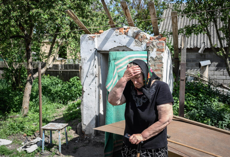 Andrievka- rue Oleksiy Mel. Région de Kyiv- Ukraine- 25 mai 2022- Madame Kravtchenya, devant l’entrée du cellier où elle se refugiait avec sa famille . Son fils Iouri a été tué quelques rue plus loin par les soldats russes. Des voisins l’auraient dénoncé, en l'accusant de dénoncé l'enemi. Le lendemain, 3 avril, 3 soldats russes sont venu chercher son deuxième fils Maxime. Elle les a supplié de ne pas le tuer. L’officier russe semble avoir été pris de pitié, il l'a épargné.