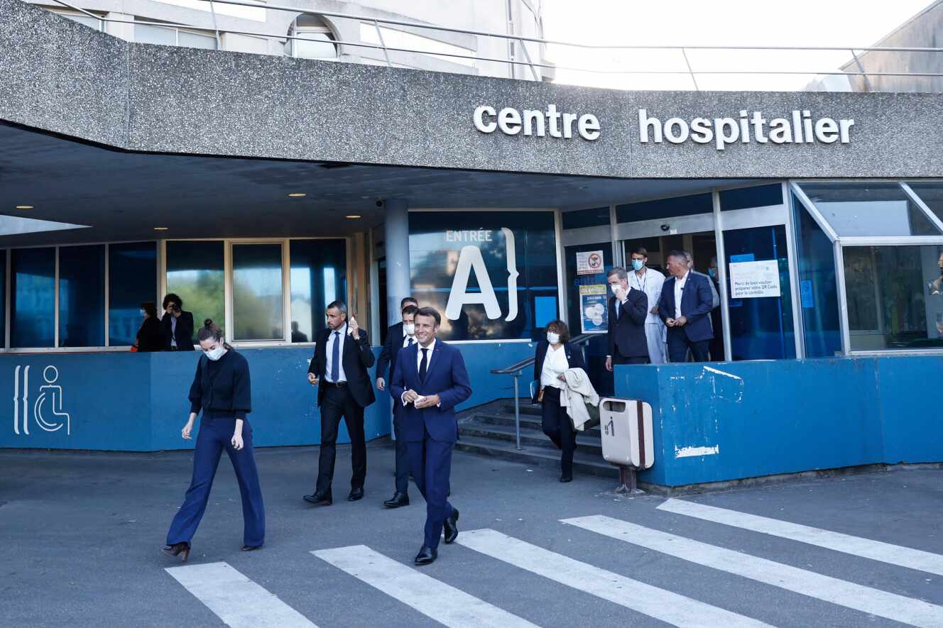 Emmanuel Macron a rendu visite au personnel du centre hospitalier public du Cotentin, à Cherbourg (Manche), le 31 mai 2022. 