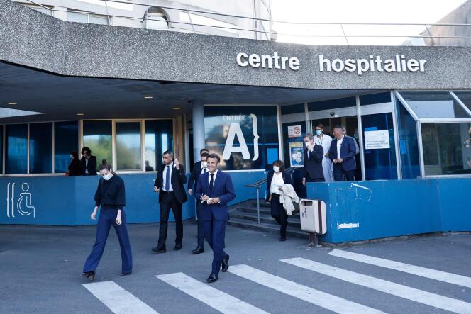 Le président Emmanuel Macron a rendu visite au personnel du centre hospitalier Louis Pasteur à Cherbourg, le 31 mai 2022. 