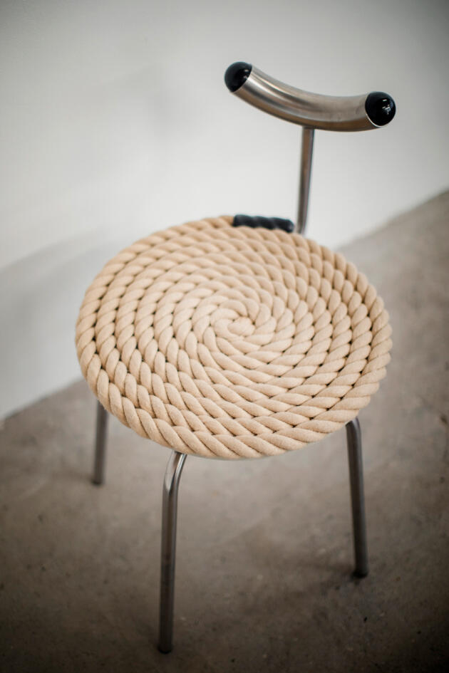 Μια καρέκλα σχεδιασμένη από τον Koenraad Dedobbeleer στην γκαλερί Maniera στις Βρυξέλλες.