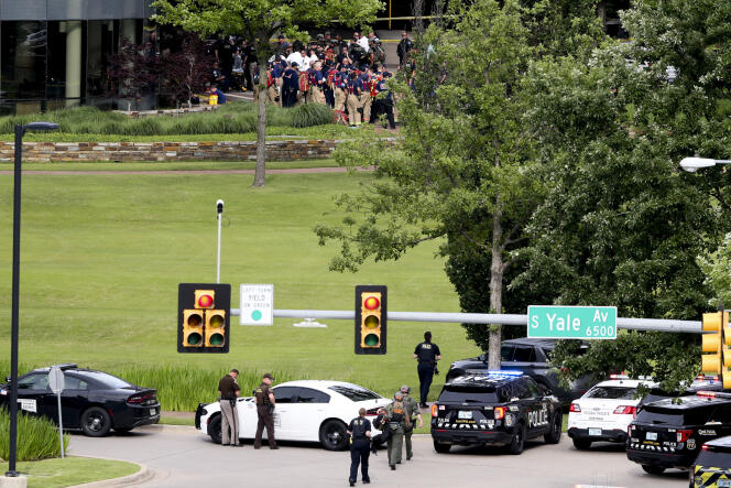 La police de Tulsa et les pompiers au pied du Natalie Medical Building après la fusillade. Le 2 juin 2022.