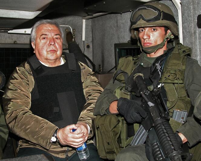 Gilberto Rodriguez Orejuela, à gauche, is escorted by a membrane dune brigade anti drogue, à Bogota, to remix aux autoritas amricaines, which extras vers Etats-Unis.  The 3 December 2004. 