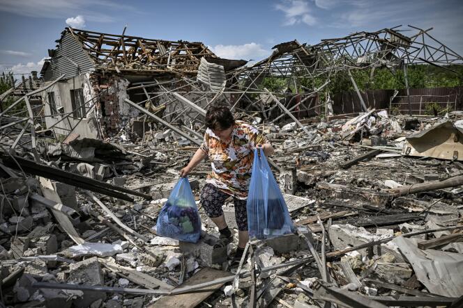 Une femme récupère des affaires personnelles dans les ruines de sa maison détruite par un missile dans la ville de Sloviansk, dans la région du Donbass, le 1er juin 2022.