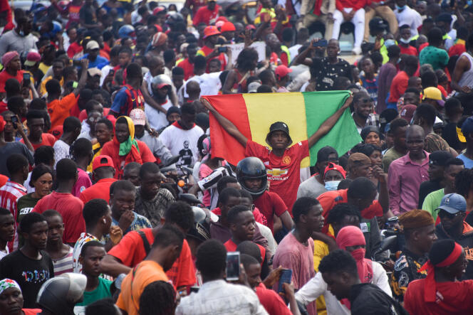 Des manifestants célèbrent le retour en Guinée de militants en exil, à Conakry, le 18 septembre 2021.