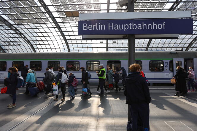 Réfugiés en provenance d’Ukraine arrivant à la gare centrale de Berlin, le 29 mars 2022.