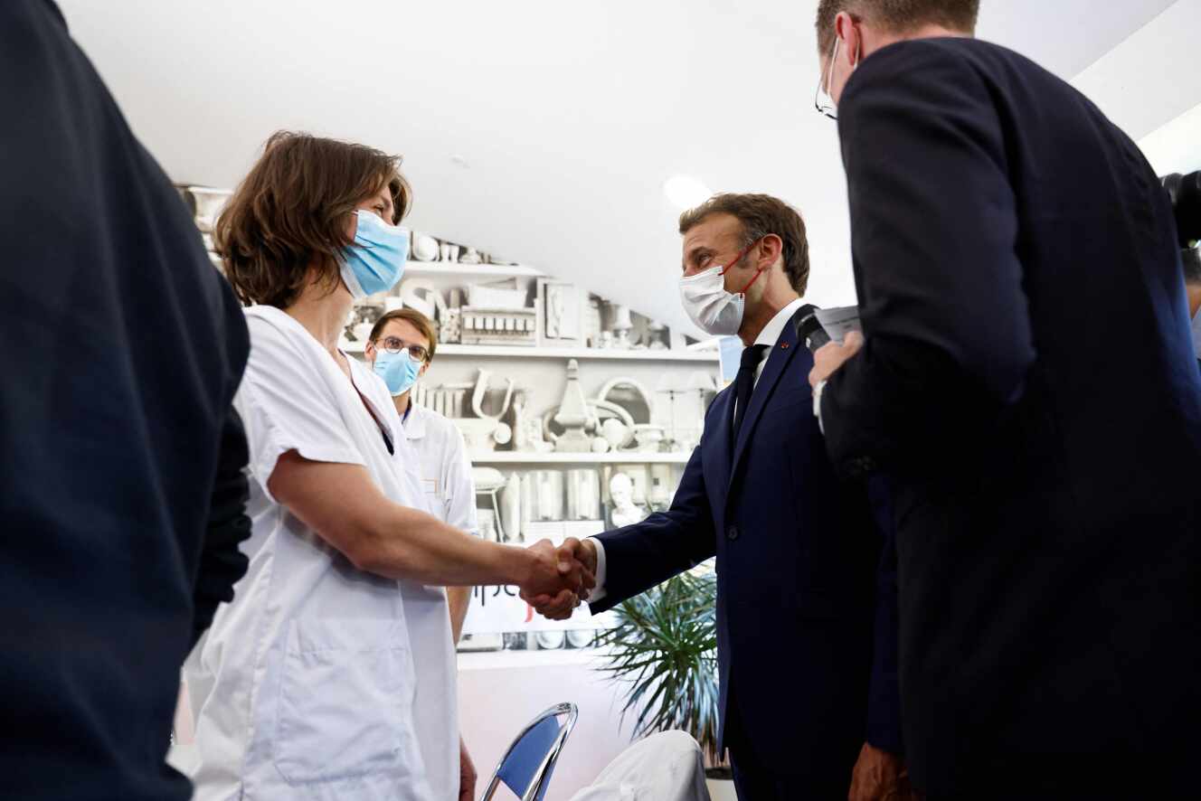 Emmanuel Macron lors d’une visite dédiée à l’accès aux soins urgents et non programmés, à Cherbourg (Manche), le 31 mai 2022. 
