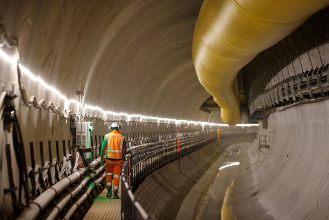 Un employé d’Eiffage dans l’un des tunnels de la future ligne 15 du Grand Paris Express, en février 2021