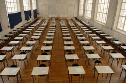 IN*44. Nantes, épreuve du baccalauréat au lycée Clémenceau, salle préparée pour l'examen