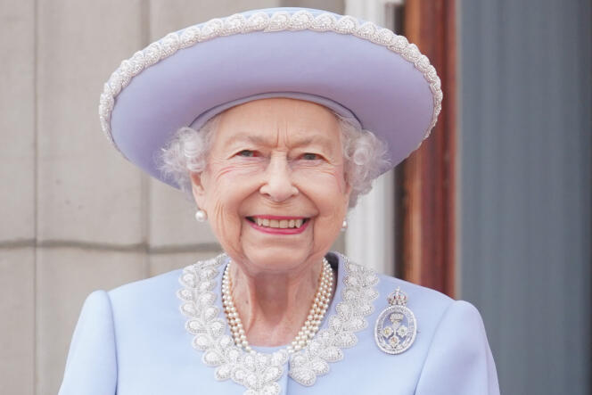 La reine Elizabeth a été acclamée par la foule au balcon de Buckingham Palace, le 2 juin 2022.