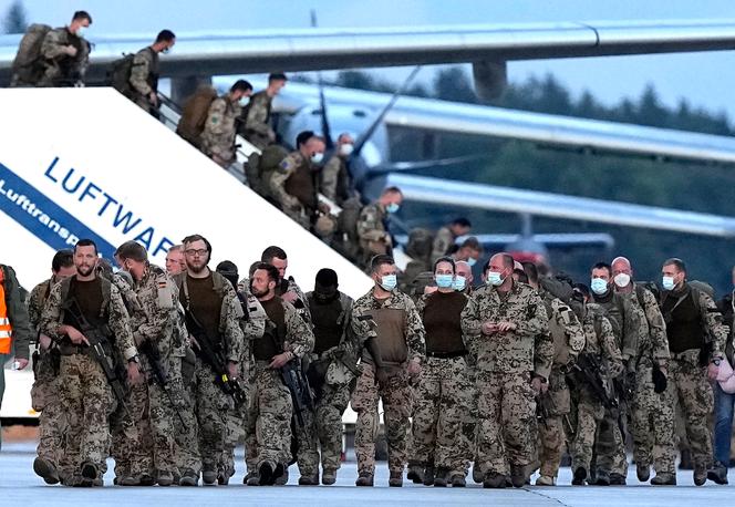 Des soldats allemands à leur arrivée à la base aérienne de la Bundeswehr, à Wunstorf (Allemagne), en août 2021.