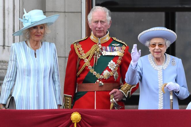 La reine Elizabeth II, aux côtés du prince Charles et de son épouse Camilla, au balcon du palais de Buckingham, à Londres, le 2 juin 2022.