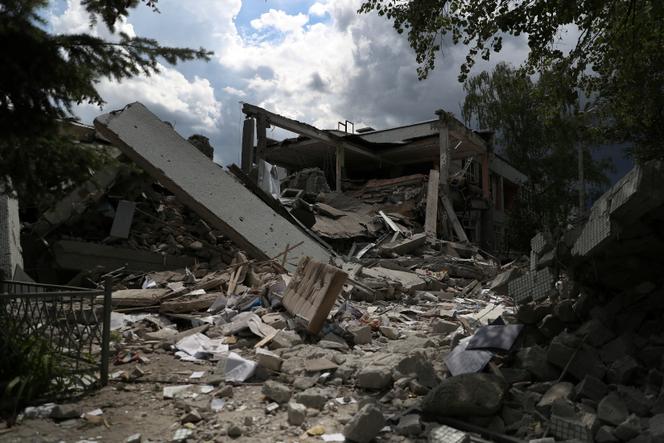 Une école endommagée par un tir de missile dans un quartier résidentiel de Kharkiv (Ukraine), le 2 juin 2022.