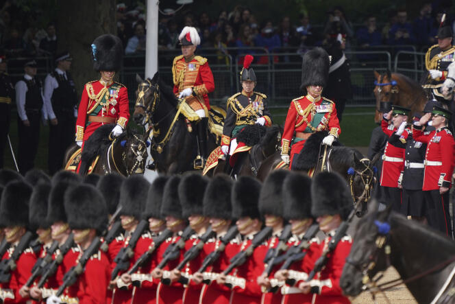 Les princes William et Charles, ainsi que la princesse Anne, sont arrivés à cheval à Buckingham Palace.