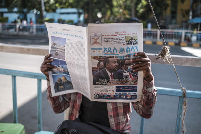 Un homme lit le journal à Addis-Abeba, le 3 novembre 2021. En une, une photo du premier ministre éthiopien, Abiy Ahmed.