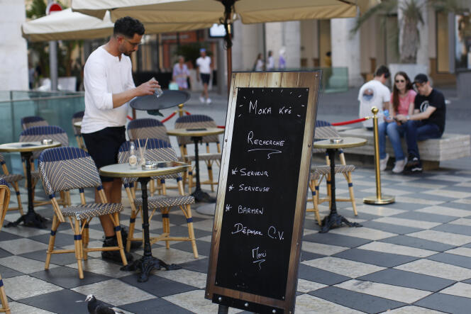 An advert for hospitality staff at the Moka Kfé, on the Place Masséna, in Nice, on May 31, 2022.